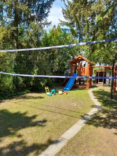 Röplabda pálya, gyerek játékok, kerékpárok a 2. sz. ikernyaraló kertjében