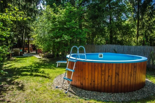 Saját medence az 1. sz. ikernyaraló kertjében