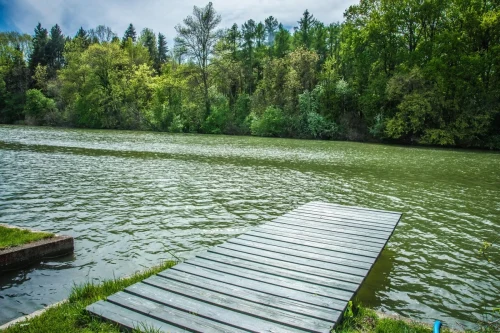 Vízpart stéggel, lépcsővel