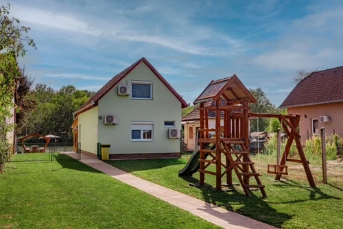 Nyaraló az udvar felől és a játszótér