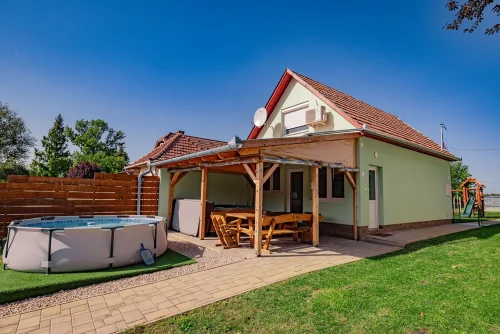 Teraszon 4 személyes jacuzzi és mellette a medence