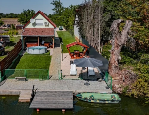 Nyaraló a kiépített vízpart felől