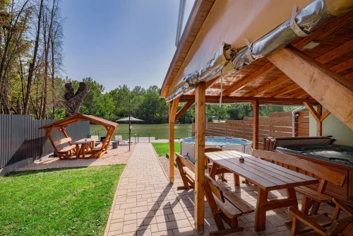 Kilátás a kertre és vízpartra