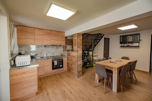 Teljeskörően felszerelt konyha és étkező