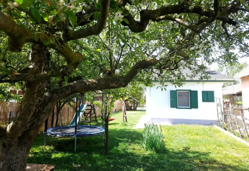 Játszótér a fák árnyékában