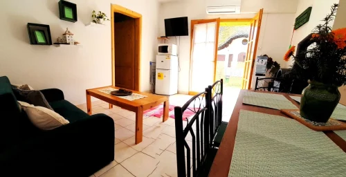 Klimatizált nyaraló nappalija Tv-vel