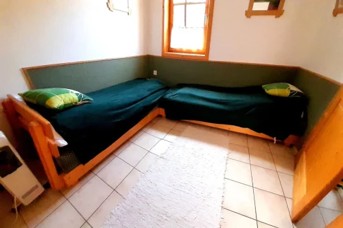 Hálószoba 2 db egyszemélyes ággyal