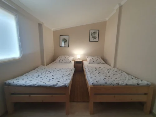 2 db egyszemélyes ággyal felszerelt hálószoba 1.