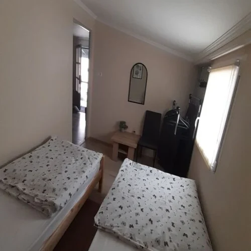 2 db egyszemélyes ággyal felszerelt hálószoba 2.