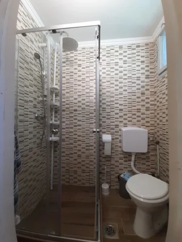 Zuhanyzós fürdőszoba WC-vel