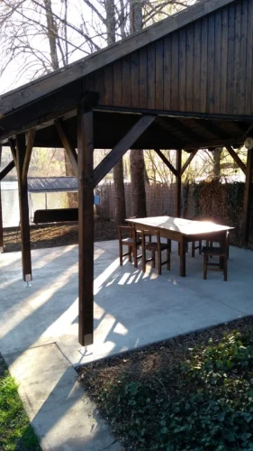 Fedett pavilon és hintaágy a kertben