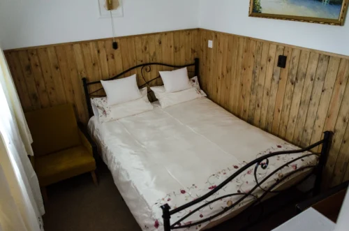 Franciaágyas hálószoba