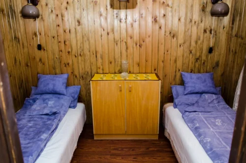 A nyaraló másik szobája két különálló ággyal