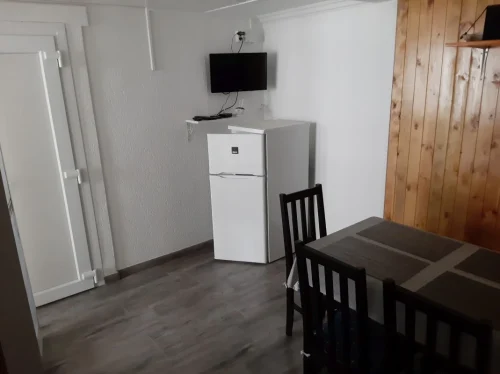 Hűtő fagyasztóval, TV