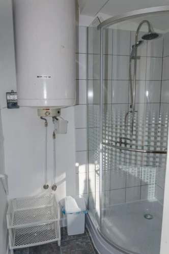 Zuhanykabinos fürdőszoba