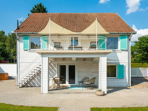 A jellegzetes stílusban épült, belülről teljes felújításon átesett vízparti nyaraló Szarvas központi üdülőövezetében