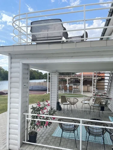 Terasz a földszinten, erkély az emeleten elbűvölő vízparti panorámával