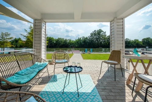 Kilátás a teraszról a csodálatos vízpartra