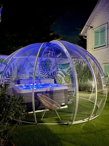 Jacuzzi a gondozott kertben, hűvösebb időben