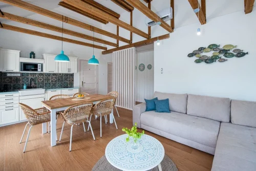 Emeleti apartman amerikai konyhája, pótágyazható kanapéja