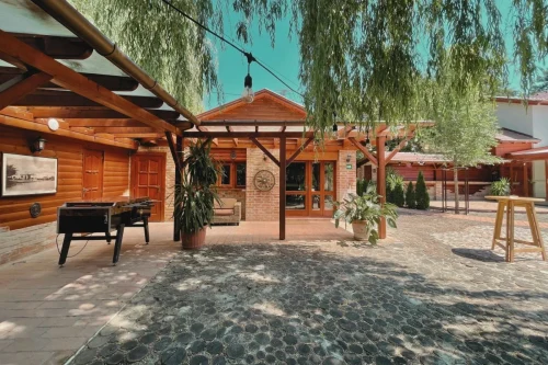 Hangulatos udvar a teraszon található csocsóasztallal