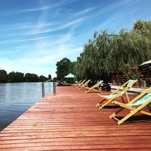 130 nm-es móló napozóágyakkal