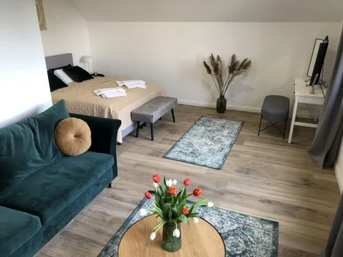 Franciaágyas nagy hálószoba kanapéval