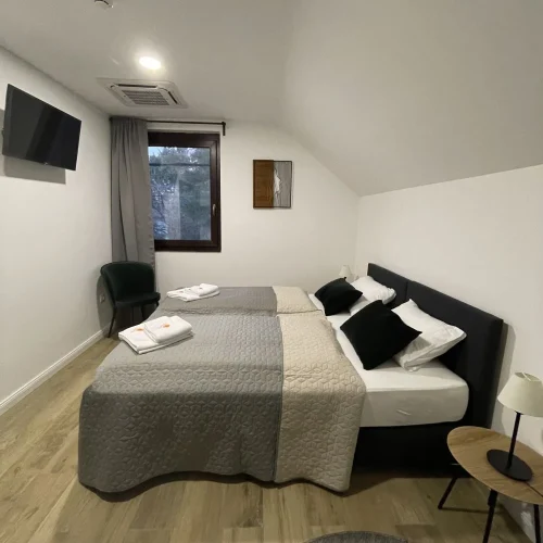 Szoba 2 db egyszemélyes ággyal, ami együtt vagy külön is ágyazható