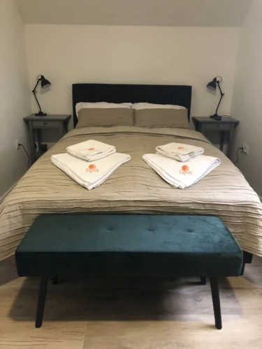 Kisebb franciaágyas szoba