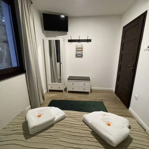 Kisebb franciaágyas szobában Tv és szekrény