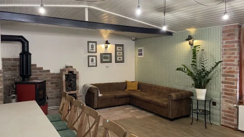 Nappali és étkező a közösségi épületben