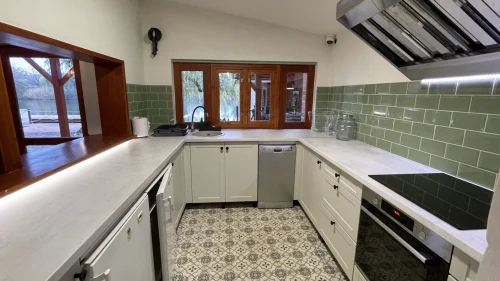 Felszerelt konyha a közösségi épületben kilátással a Holt-Körösre