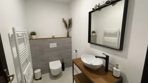 Minden hálószobához saját, zuhanyzós fürdőszoba